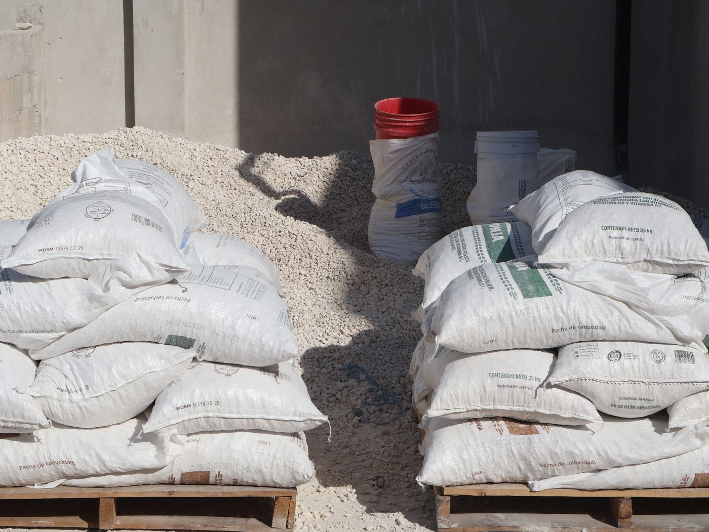 Sacos de pegazulejo y aglutinantes en almacén